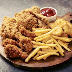 Pommes mit Chicken Nuggets
